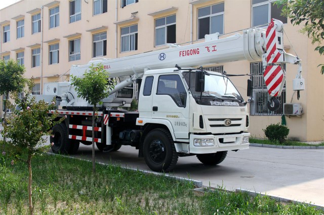 telescopic boom crane